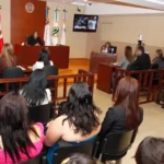 Sala de juicio oral representando el principio de inmediación penal
